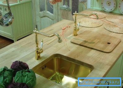 Foto eines Holztischs unter der Wanne. Foto eines Holztischs unter der Wanne.