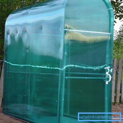 Foto der Polycarbonatdusche. Foto der Polycarbonatdusche.