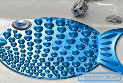 Foto einer Duschdecke in Form von Fischen. Foto einer Duschdecke in Form von Fischen.
