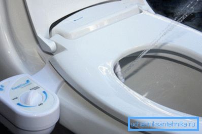 Foto der hygienischen Dusche im Deckel. Foto der hygienischen Dusche im Deckel.