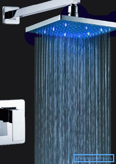 3048 Foto eines quadratischen Teilers für eine tropische Dusche.