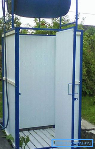 Foto der Sommerdusche auf einem Landstandort Foto der Sommerdusche auf einem Landstandort