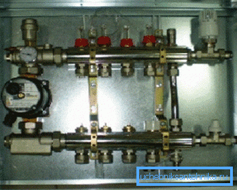 Foto des örtlichen Verteilers mit einer Umwälzpumpe. Foto des örtlichen Verteilers mit einer Umwälzpumpe.