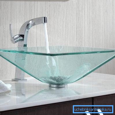 Foto einer Spüle aus Glas Foto einer Spüle aus Glas