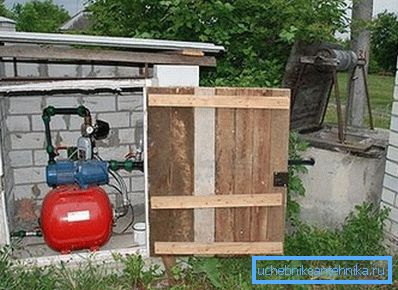 Foto der Pumpstation im Hinterzimmer, die eigens für diesen Zweck in der Nähe des Brunnens gebaut wurde. Foto der Pumpstation im Hinterzimmer, die eigens für diesen Zweck in der Nähe des Brunnens gebaut wurde.