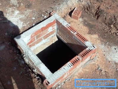 Foto einer kleinen Grube mit Ziegeln Foto einer kleinen Grube mit Ziegeln