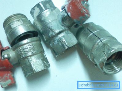 Das Foto ermöglicht die Bewertung der Stärke der Siluminiumschalen. Das Foto ermöglicht die Bewertung der Stärke der Siluminiumschalen.