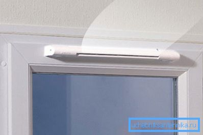 Foto des Einlasses, der über dem Fenster montiert ist Foto des Einlasses, der über dem Fenster montiert ist