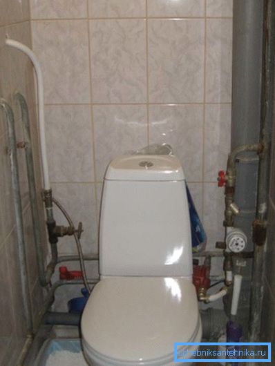 Fotoverkabelung in der Toilette. Fotoverkabelung in der Toilette.
