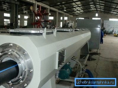 Fotos aus der Werkstatt zur Herstellung von Niederdruck-Polyethylenrohren Fotos aus der Werkstatt zur Herstellung von Niederdruck-Polyethylenrohren