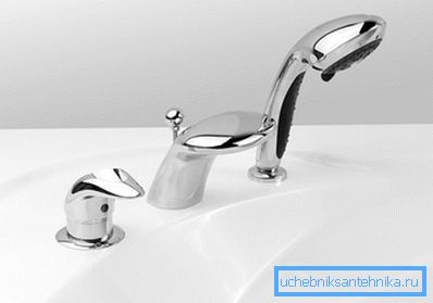 Fotos von Sanitärinstallationen, montiert in der Seite des Badezimmers Fotos von Sanitärinstallationen, montiert in der Seite des Badezimmers