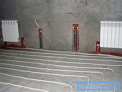 Foto einer Fußbodenheizung aus Metallrohren Foto einer Fußbodenheizung aus Metallrohren