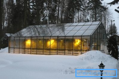 Foto eines Gewächshauses, das im Winter erhitzt wird Foto eines Gewächshauses, das im Winter erhitzt wird