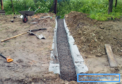 Foto eines Grabens in einem Klärgrube, teilweise mit Drainage gefüllt Foto eines Grabens in einem Klärgrube, teilweise mit Drainage gefüllt