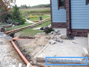 Foto der Installation eines Abwassersystems im Freien Foto der Installation eines Abwassersystems im Freien