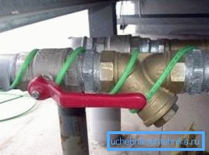 Foto des installierten elektrischen Kabels zur Erwärmung der Wasserversorgung Foto des installierten elektrischen Kabels zur Erwärmung der Wasserversorgung