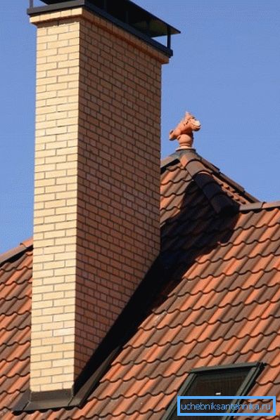 Foto des Lüftungsschachts einer Berghütte Foto des Lüftungsschachts einer Berghütte