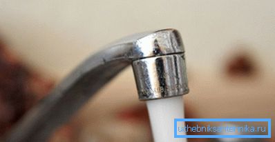 Foto, das vom Druck des Wassers vom Hahn kommt Foto, das vom Druck des Wassers vom Hahn kommt