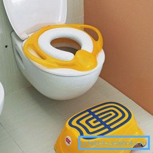 Das Foto zeigt, wie der Kinderblock auf der Toilette befestigt wird. Das Foto zeigt, wie der Kinderblock auf der Toilette befestigt wird.