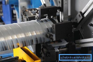 Als Fragment des Arbeitsablaufs können Sie sehen, wie die Walzen Metall für mehr Dichtigkeit rollen Als Fragment des Arbeitsablaufs können Sie sehen, wie die Walzen Metall für mehr Dichtigkeit rollen