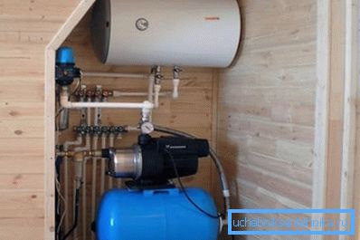 Fragment der Wasserversorgung eines Privathauses. Wie jedes andere Engineeringsystem erfordert dieses vorläufige Berechnungen. Fragment der Wasserversorgung eines Privathauses. Wie jedes andere Engineeringsystem erfordert dieses vorläufige Berechnungen.
