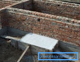 Das Fundament für den Kamin sollte auch bei der Verlegung des Hauses bereitgestellt werden Das Fundament für den Kamin sollte auch bei der Verlegung des Hauses bereitgestellt werden