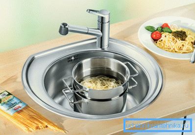 Funktionelle und praktische Edelstahlspüle. Funktionelle und praktische Edelstahlspüle.