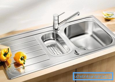 Funktionale Oberflächenwäsche mit zwei Schalen und einer Wasserdurchflussfläche. Funktionale Oberflächenwäsche mit zwei Schalen und einer Wasserdurchflussfläche.