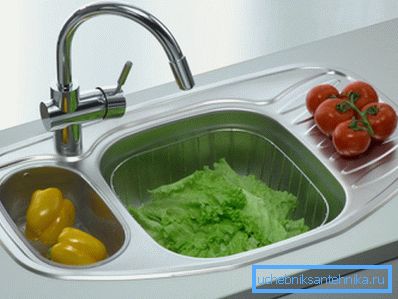 Funktionelle Edelstahlspüle mit Haupt- und Zusatzschale. Funktionelle Edelstahlspüle mit Haupt- und Zusatzschale.