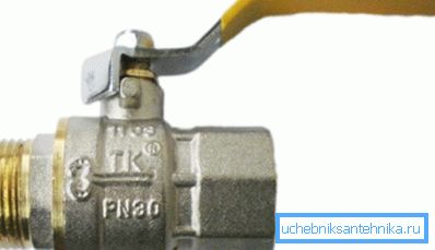 Die Mutter, mit der Sie die Dichtung festziehen können, versteckt sich unter dem Griff. Die Mutter, mit der Sie die Dichtung festziehen können, versteckt sich unter dem Griff.
