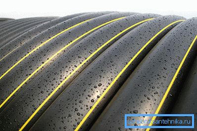 Das Gas-Polyethylen-Rohr ist mit einem gelben Längsstreifen markiert. Das Gas-Polyethylen-Rohr ist mit einem gelben Längsstreifen markiert.