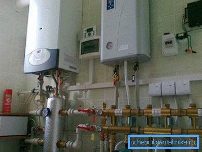 Gaskessel Ariston kann Teil eines kombinierten Heizungsnetzes mit einem Backup-Elektrokessel sein