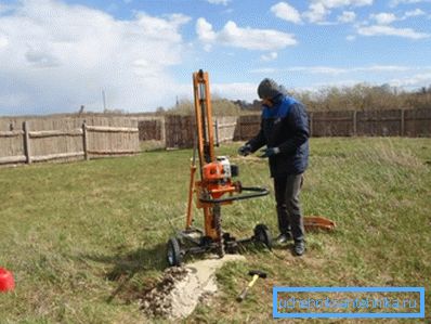 Geologische Untersuchungen des Niveaus von Grundwasserleitern in einem privaten Bereich durch Bohrungen. Geologische Untersuchungen des Niveaus von Grundwasserleitern in einem privaten Bereich durch Bohrungen.