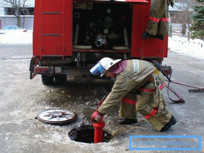 Der Hydrant sollte sich an einem Ort befinden, an dem ein Spezialfahrzeug zu jeder Tageszeit frei fahren kann.