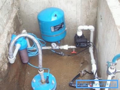 Hydroakkumulator und Kontrollgeräte im Senkkasten Hydroakkumulator und Kontrollgeräte im Senkkasten