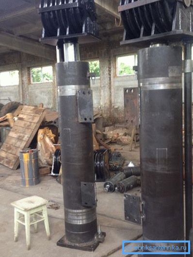 Hydraulikzylinder mit Hammeranhebung für Rammmaschine. Der Innendruck während des Betriebs liegt in hunderten von Atmosphären. Hydraulikzylinder mit Hammeranhebung für Rammmaschine. Der Innendruck während des Betriebs liegt in hunderten von Atmosphären.