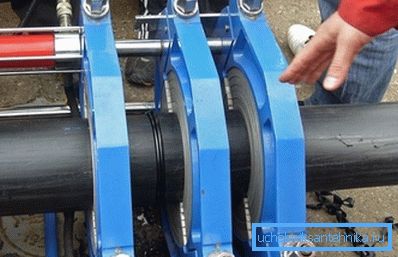 Hydraulikzylinder drücken die Enden der Rohre zusammen. Hydraulikzylinder drücken die Enden der Rohre zusammen.