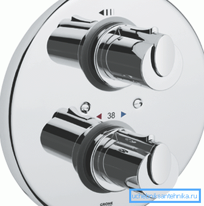 Die hygienische Dusche mit Unterputz-Thermostat ermöglicht die Voreinstellung der Temperatur und des Drucks der Flüssigkeit Die hygienische Dusche mit Unterputz-Thermostat ermöglicht die Voreinstellung der Temperatur und des Drucks der Flüssigkeit
