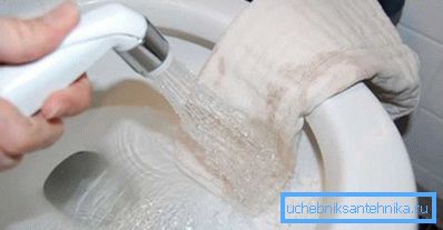 Die hygienische Dusche in der Toilette mit einem Mixer trägt zur Sauberkeit der Toilette bei Die hygienische Dusche in der Toilette mit einem Mixer trägt zur Sauberkeit der Toilette bei