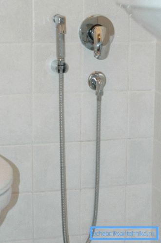 Die in die Wand eingebaute Hygienedusche nimmt praktisch keinen Platz ein, was bei beengten Verhältnissen in städtischen Toiletten ein enormer Vorteil ist Die in die Wand eingebaute Hygienedusche nimmt praktisch keinen Platz ein, was bei beengten Verhältnissen in städtischen Toiletten ein enormer Vorteil ist