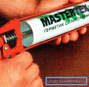 Das glatte Rohrende muss mit Silikon geschmiert werden. Das glatte Rohrende muss mit Silikon geschmiert werden.