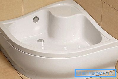 Tiefe Acryl-Duschwanne mit Sitz- und Fußventil in der Badezimmerecke Tiefe Acryl-Duschwanne mit Sitz- und Fußventil in der Badezimmerecke