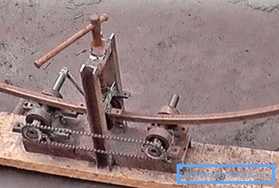 Biegen eines Profilrohrs an einer Rohrbiegemaschine Biegen eines Profilrohrs an einer Rohrbiegemaschine