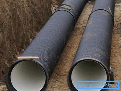 Abflussrohr aus gewelltem PVC im Freien Abflussrohr aus gewelltem PVC im Freien