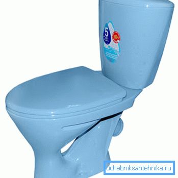 314 Blaue Toilette - die Wahl derjenigen, die noch nicht für mutigere und hellere Lösungen bereit sind