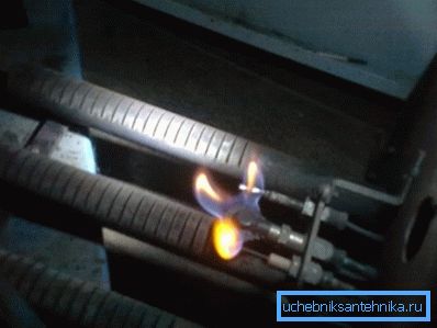 Eine Fackel mit Piezo-Zündung (auf dem Foto) macht die Geräte nicht flüchtig Eine Fackel mit Piezo-Zündung (auf dem Foto) macht die Geräte nicht flüchtig