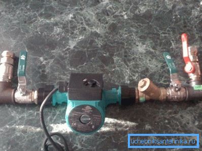 Die fertige Baugruppe mit Pumpe, Filter und Ventilen. Die fertige Baugruppe mit Pumpe, Filter und Ventilen.