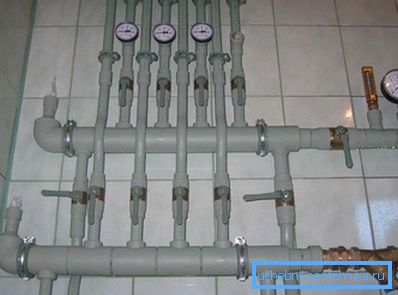 Das fertige System, das aus derselben Marke von Polypropylenrohren durch Löten zusammengesetzt wurde, sieht recht gut aus. Das fertige System, das aus derselben Marke von Polypropylenrohren durch Löten zusammengesetzt wurde, sieht recht gut aus.