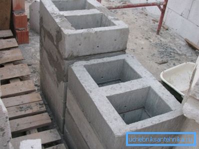Fertige Betonblöcke mit integriertem Lüftungskanal.