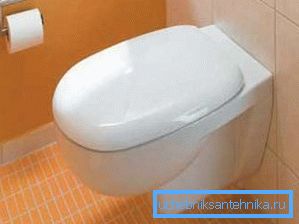 Vorgefertigte Brausetabletten können in die Toilettenschüssel fallen gelassen werden. Vorgefertigte Brausetabletten können in die Toilettenschüssel fallen gelassen werden.